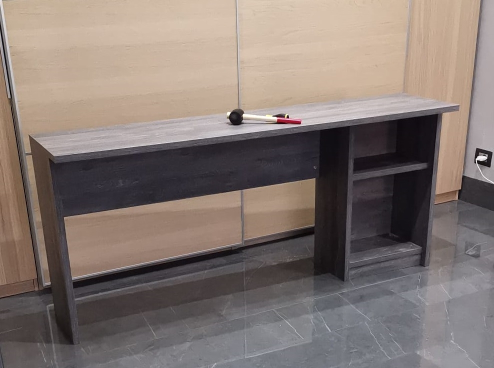 Scrivania reception su misura